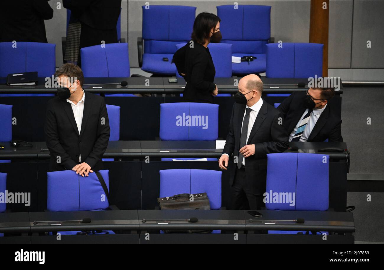 Berlin, Deutschland. 17. März 2022. L-r: Vizekanzler Robert Habeck, Außenministerin Annalena Baerbock (beide Bündnis 90/Grüne), Kanzler Olaf Scholz (SPD) und Carsten Schneider (SPD), Staatsminister für die neuen Bundesländer im Kanzleramt, Stehen Sie auf der Regierungsbank vor der Videobotschaft des ukrainischen Präsidenten Wolodymyr Selenskyj im Bundestag. Quelle: Bernd von Jutrczenka/dpa/Alamy Live News Stockfoto