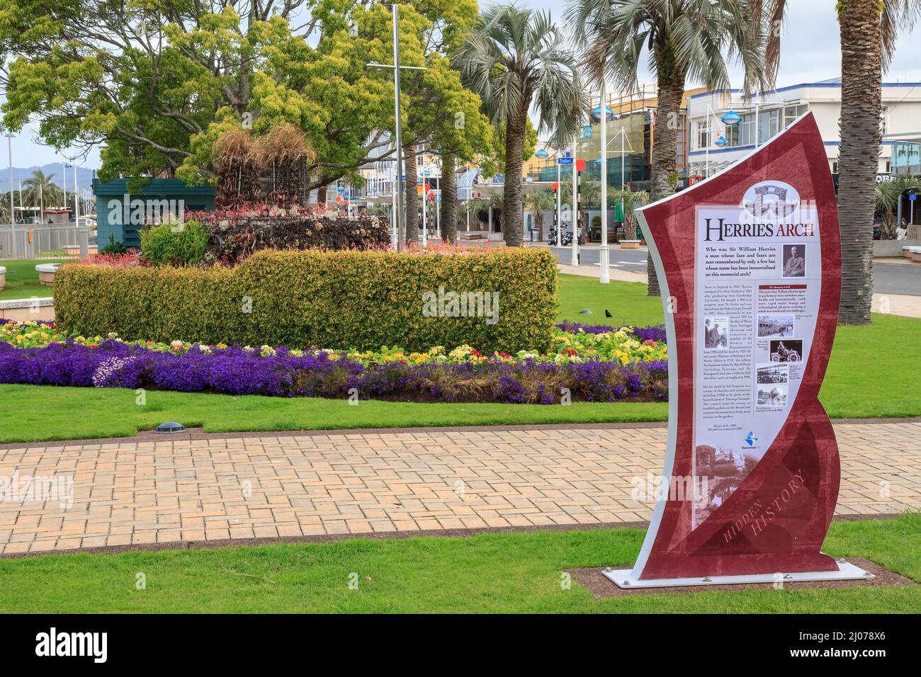 Tauranga, Neuseeland. Der „Floral Steamer“, eine Pflanzenskulptur aus dem Jahr 1938, im Herries Park am Ufer von Tauranga Stockfoto