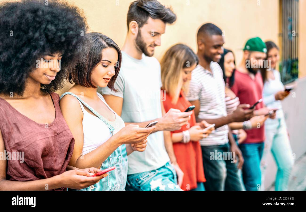 Multikulturelle Freunde gruppieren sich über süchtig machende Momente mit mobilen Smartphones - Gen-z junge Menschen hypnotisiert von sozialen Netzwerken - Technologiekonzept Stockfoto