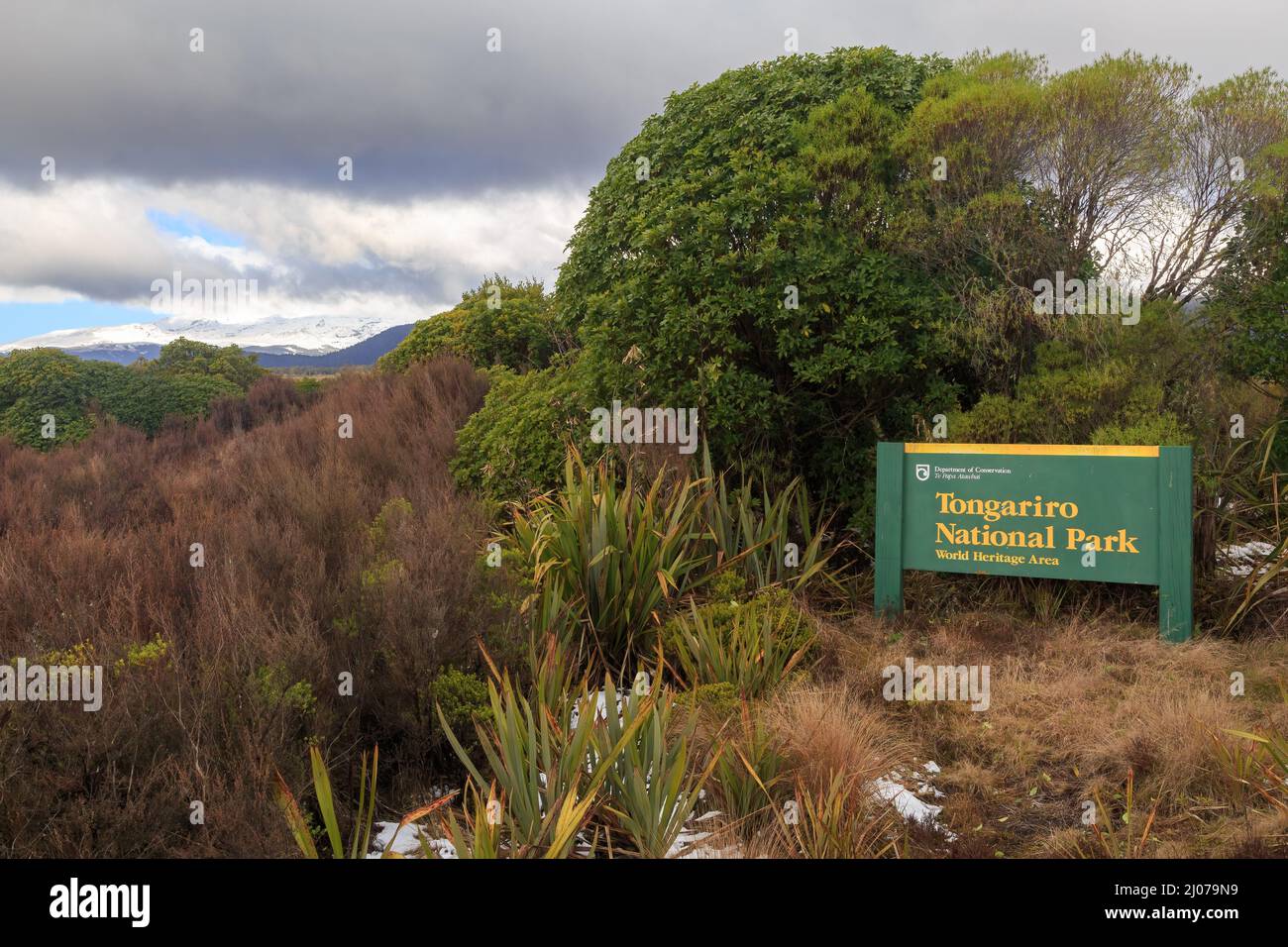 Ein Schild des Department of Conservation am Rande des Tongariro National Park, einem Weltkulturerbe auf der zentralen Nordinsel Neuseelands Stockfoto