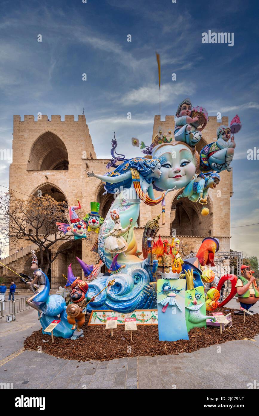 Riesige Skulptur für das jährliche Fallas Festival vor den Serranos Towers, Valencia, Spanien Stockfoto