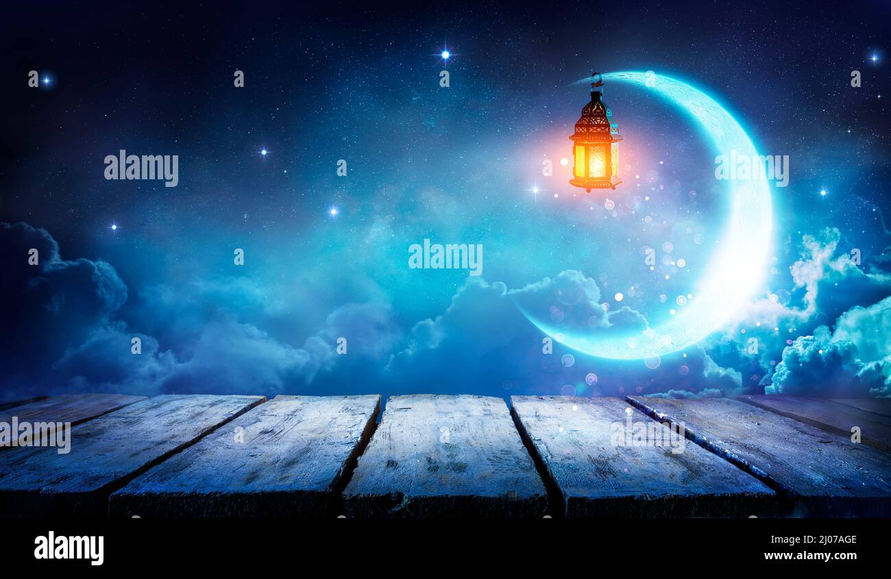 Ramadan Kareem - Mond Und Arabische Laterne Auf Dem Tisch Mit Abstrakten Defokussieren Lichtern - Eid Ul Fitr Stockfoto