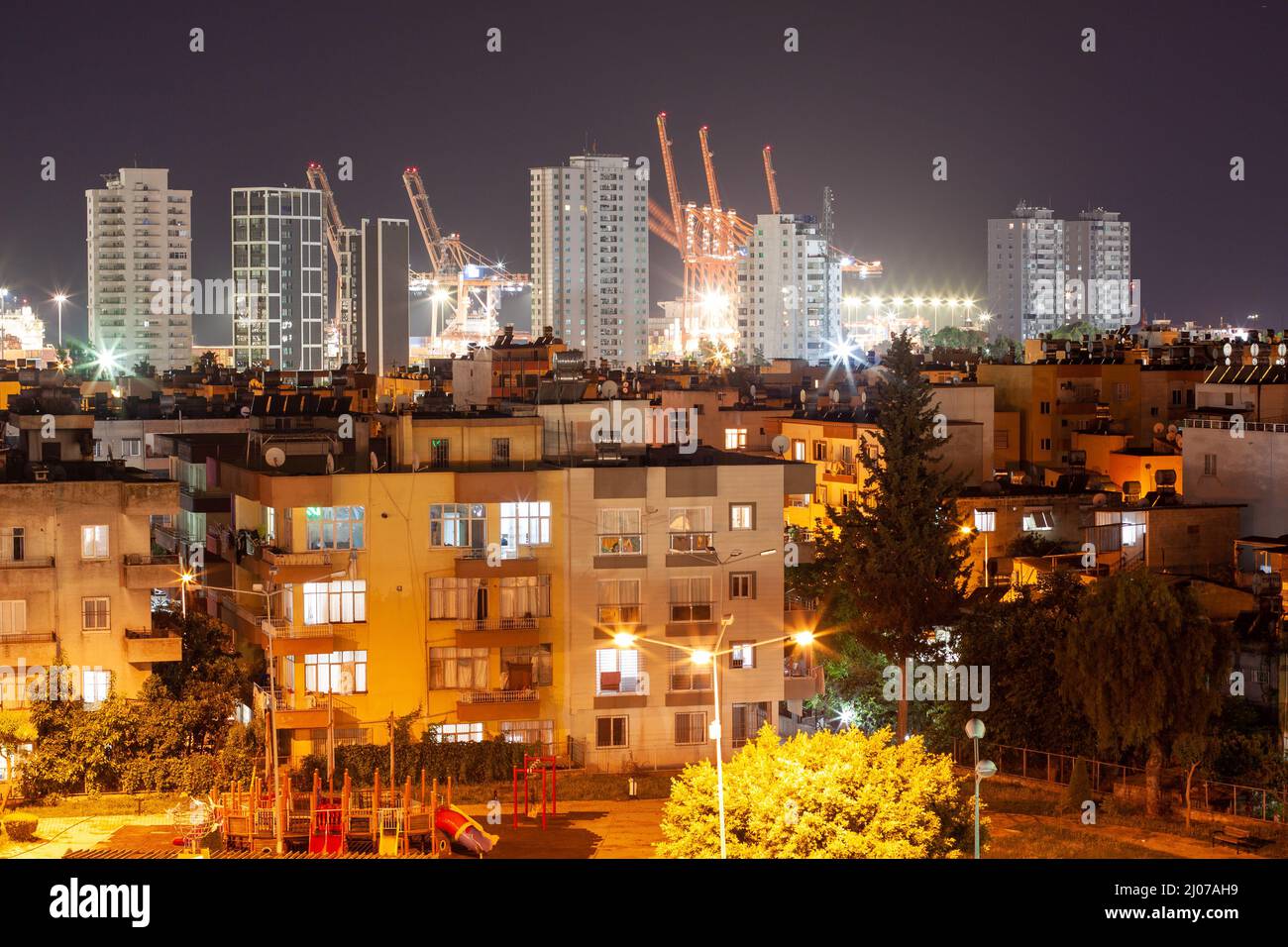 Mersin Stadt bei Nacht. Blick auf den Hafen von Mersin. Stockfoto