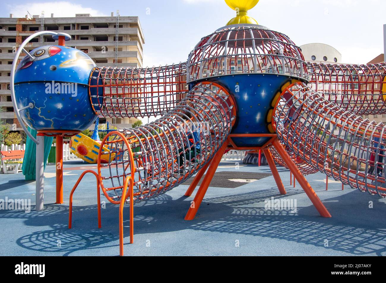 Spielplatz mit dem Thema Raum. Farbenfroher Spielplatz ohne Kinder. Stockfoto