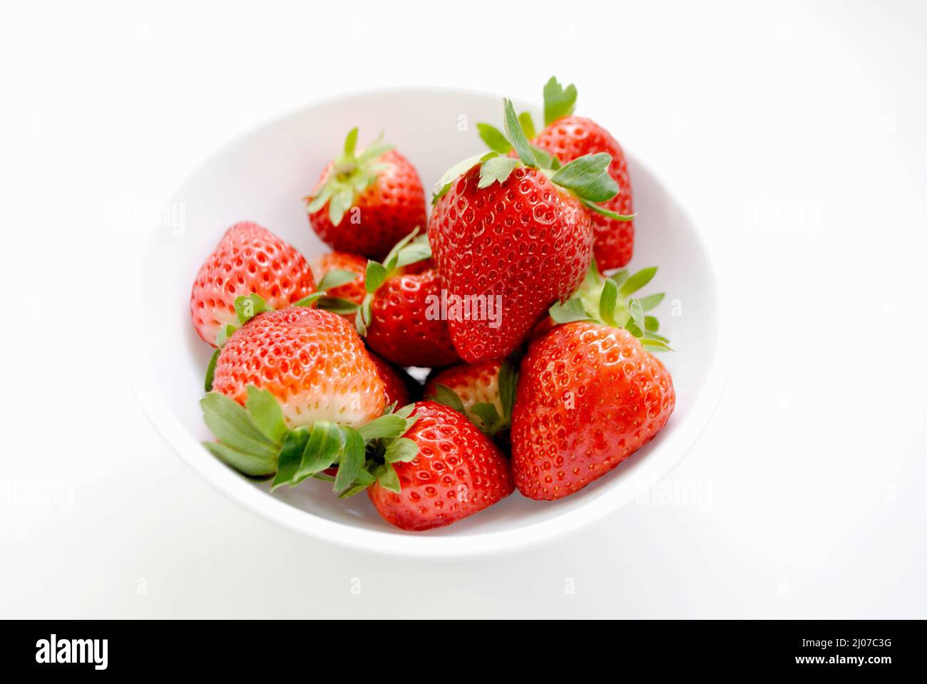 Frische Erdbeeren aus biologischem Anbau in einer White Bowl Stockfoto