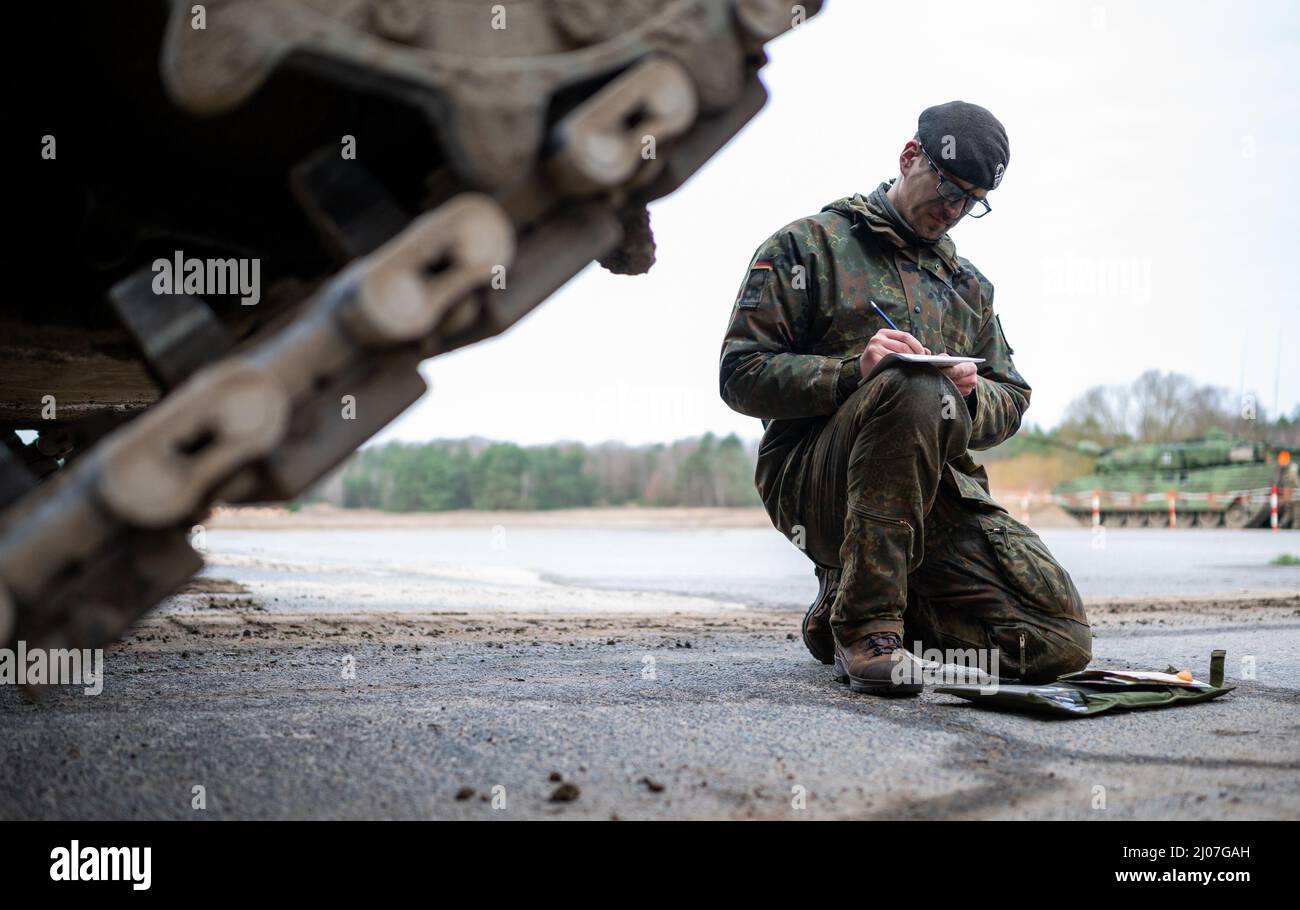 Münster, Deutschland. 16. März 2022. Ein Panzerkommandant des Bundeswehr-Ausbildungsbataillons 93 bereitet sich neben seinem Panzer auf eine Kampfaufklärungsübung auf dem Trainingsgelände vor. Quelle: Philipp Schulze/dpa/Alamy Live News Stockfoto