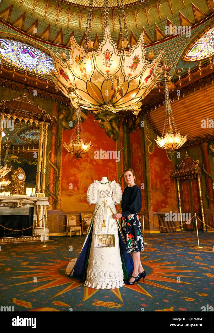 Brighton UK 17.. März 2022 - die Künstlerin Stephanie Smart mit ihrem lebensgroßen Hofkleid Symphony of Stars im Music Room anlässlich der Eröffnung der Regency-Garderobe-Ausstellung im Brighton Royal Pavilion, die am Samstag, dem 19.. März, für die Öffentlichkeit zugänglich ist. Die Regency-Garderobe ist eine Kollektion von imaginierten Kleidungsstücken, die die Mode, den Stil und die Geschichte der Regency-Zeit widerspiegeln, erstellt von der Künstlerin Stephanie Smart : Credit Simon Dack / Alamy Live News Stockfoto