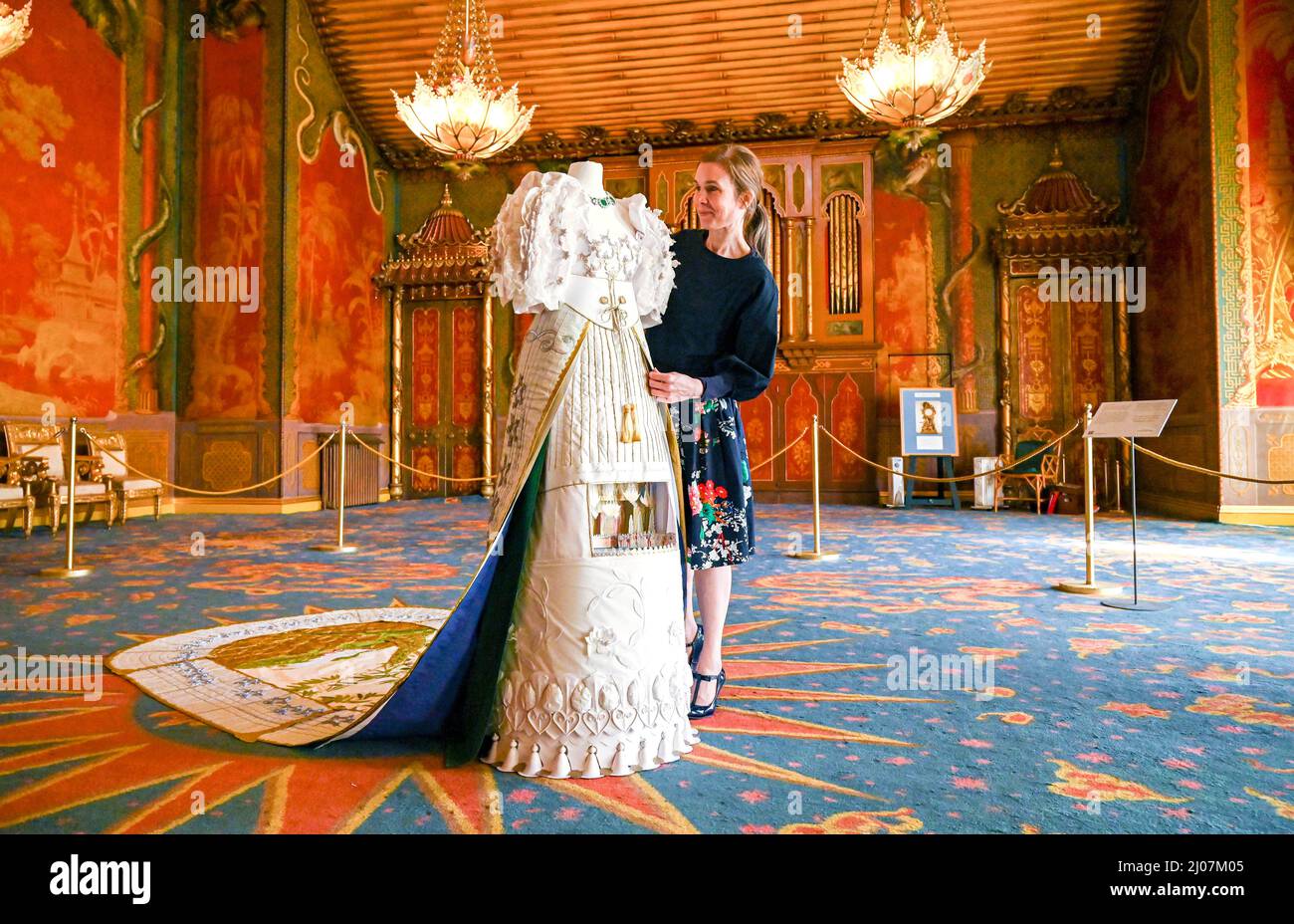 Brighton UK 17.. März 2022 - die Künstlerin Stephanie Smart mit ihrem lebensgroßen Hofkleid Symphony of Stars im Music Room anlässlich der Eröffnung der Regency-Garderobe-Ausstellung im Brighton Royal Pavilion, die am Samstag, dem 19.. März, für die Öffentlichkeit zugänglich ist. Die Regency-Garderobe ist eine Kollektion von imaginierten Kleidungsstücken, die die Mode, den Stil und die Geschichte der Regency-Zeit widerspiegeln, erstellt von der Künstlerin Stephanie Smart : Credit Simon Dack / Alamy Live News Stockfoto