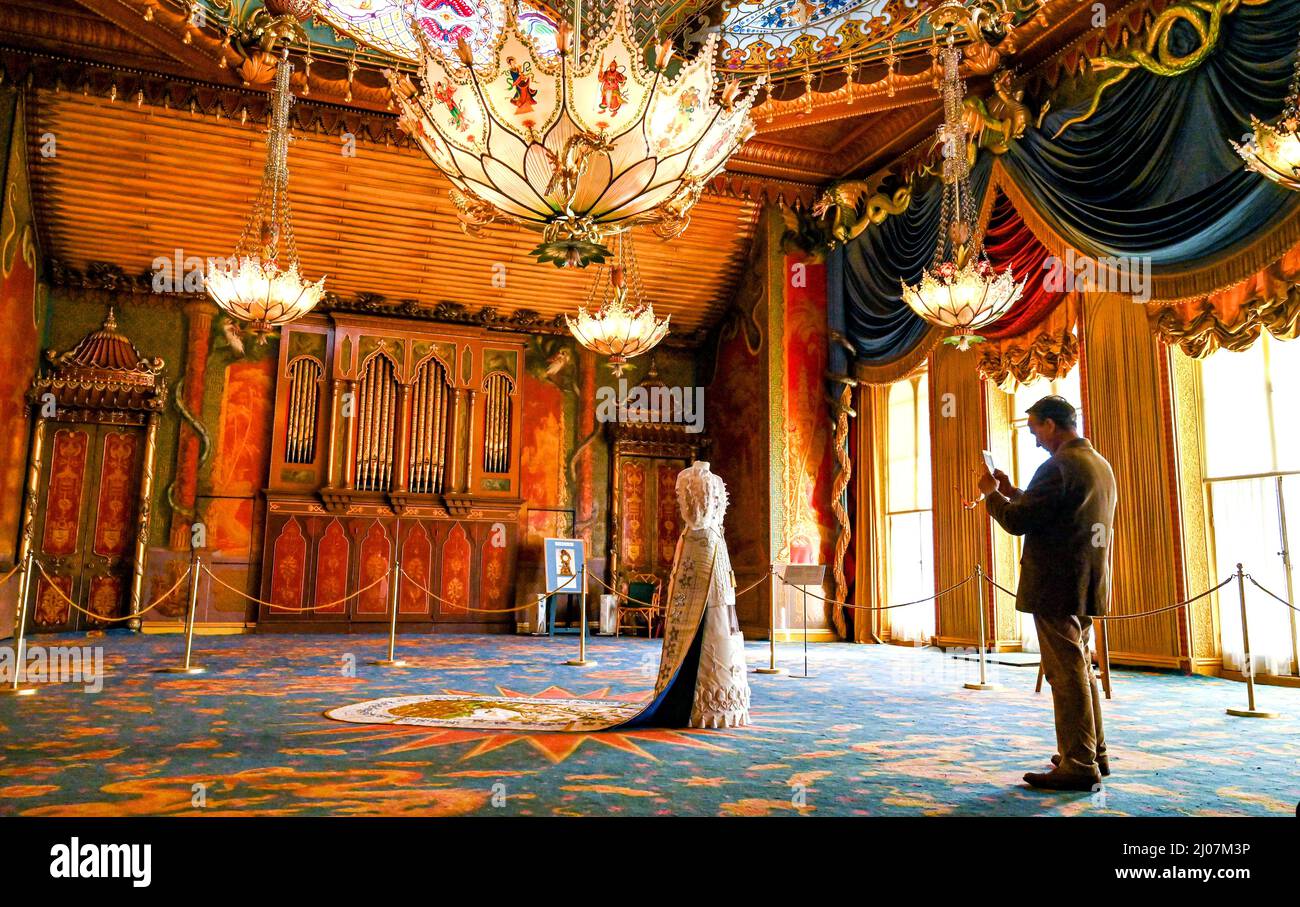 Brighton UK 17.. März 2022 - das lebensgroße Hofkleid der Symphony of Stars im Music Room zur Eröffnung der Regency-Garderobe-Ausstellung des Brighton Royal Pavilion, die am Samstag, dem 19.. März, für die Öffentlichkeit geöffnet wird. Die Regency-Garderobe ist eine Kollektion von imaginierten Kleidungsstücken, die die Mode, den Stil und die Geschichte der Regency-Zeit widerspiegeln, erstellt von der Künstlerin Stephanie Smart : Credit Simon Dack / Alamy Live News Stockfoto