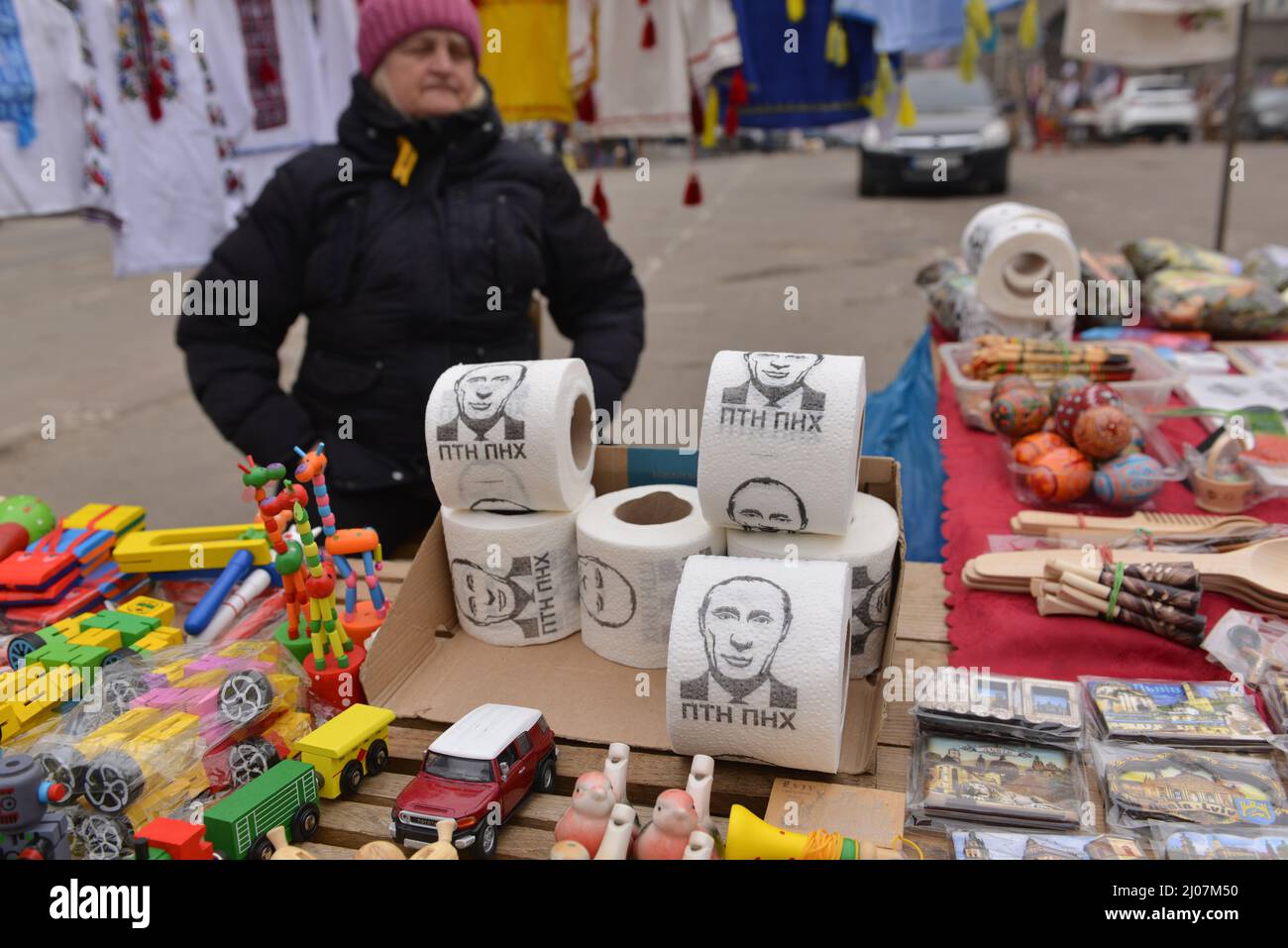London, England, Großbritannien. 16. März 2022. Toilettenrollen mit bedrucktem Putins Bild, das auf dem Markt in Lviv unter den Suvenirs zum Verkauf angeboten wird. Lwiw und seine Bürger bereiten sich auf einen Angriff der russischen Armee vor. (Bild: © Thomas Krych/ZUMA Press Wire) Stockfoto