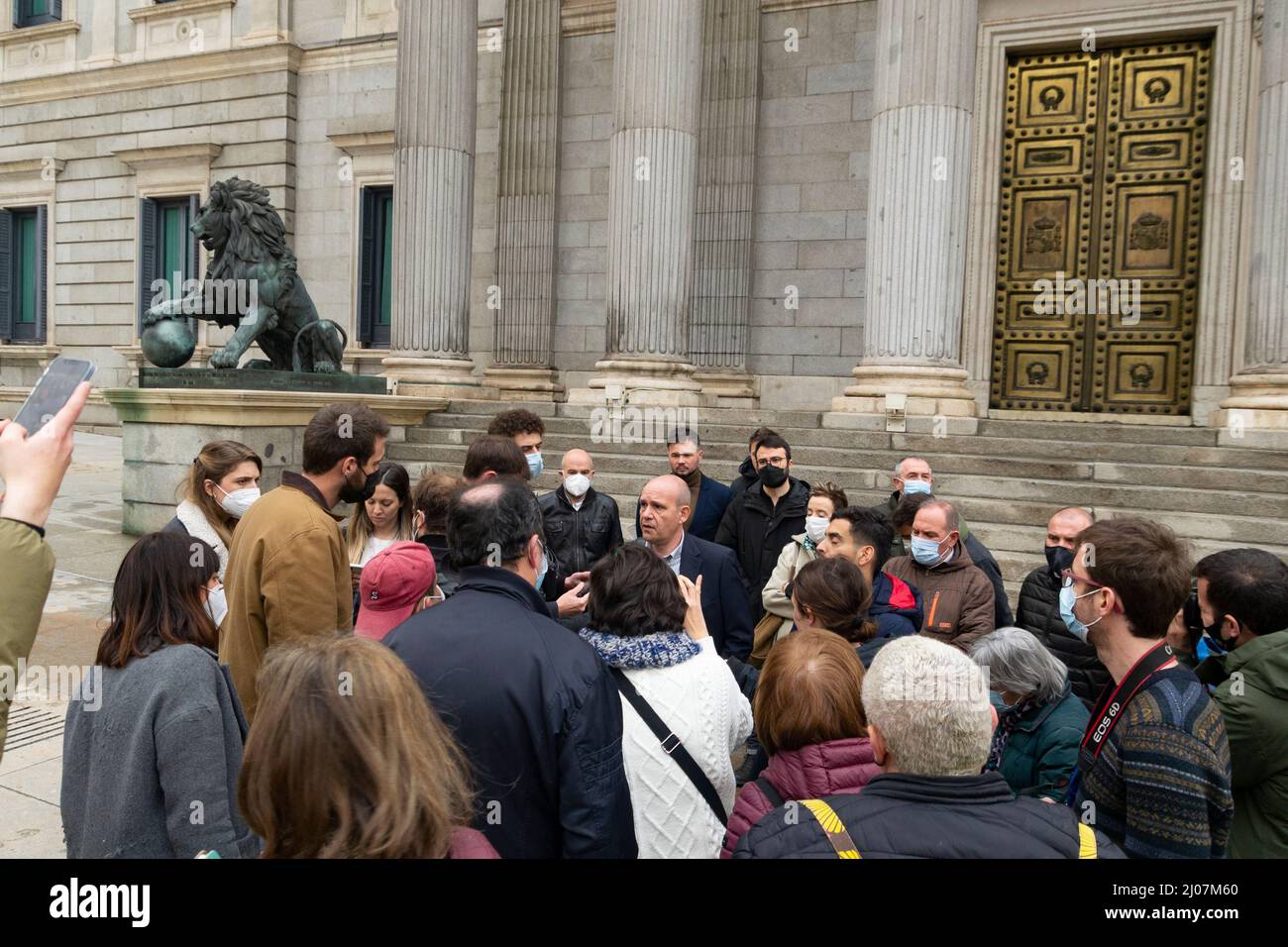 Spanische Abgeordnete im spanischen Parlament während einer Fotosession vor dem Kongress der Abgeordneten in Madrid, Spanien. Fotografie. Stockfoto