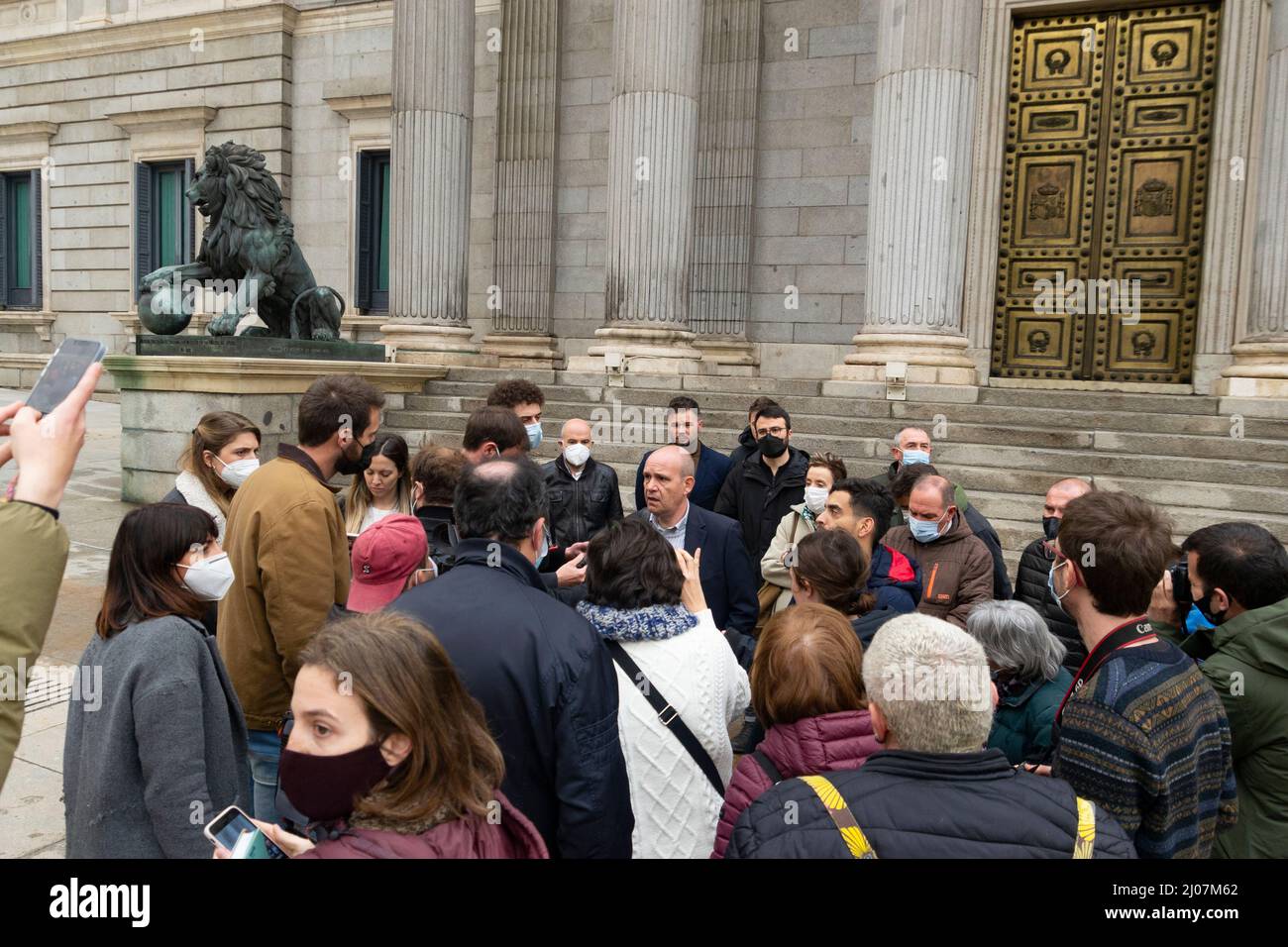 Spanische Abgeordnete im spanischen Parlament während einer Fotosession vor dem Kongress der Abgeordneten in Madrid, Spanien. Fotografie. Stockfoto