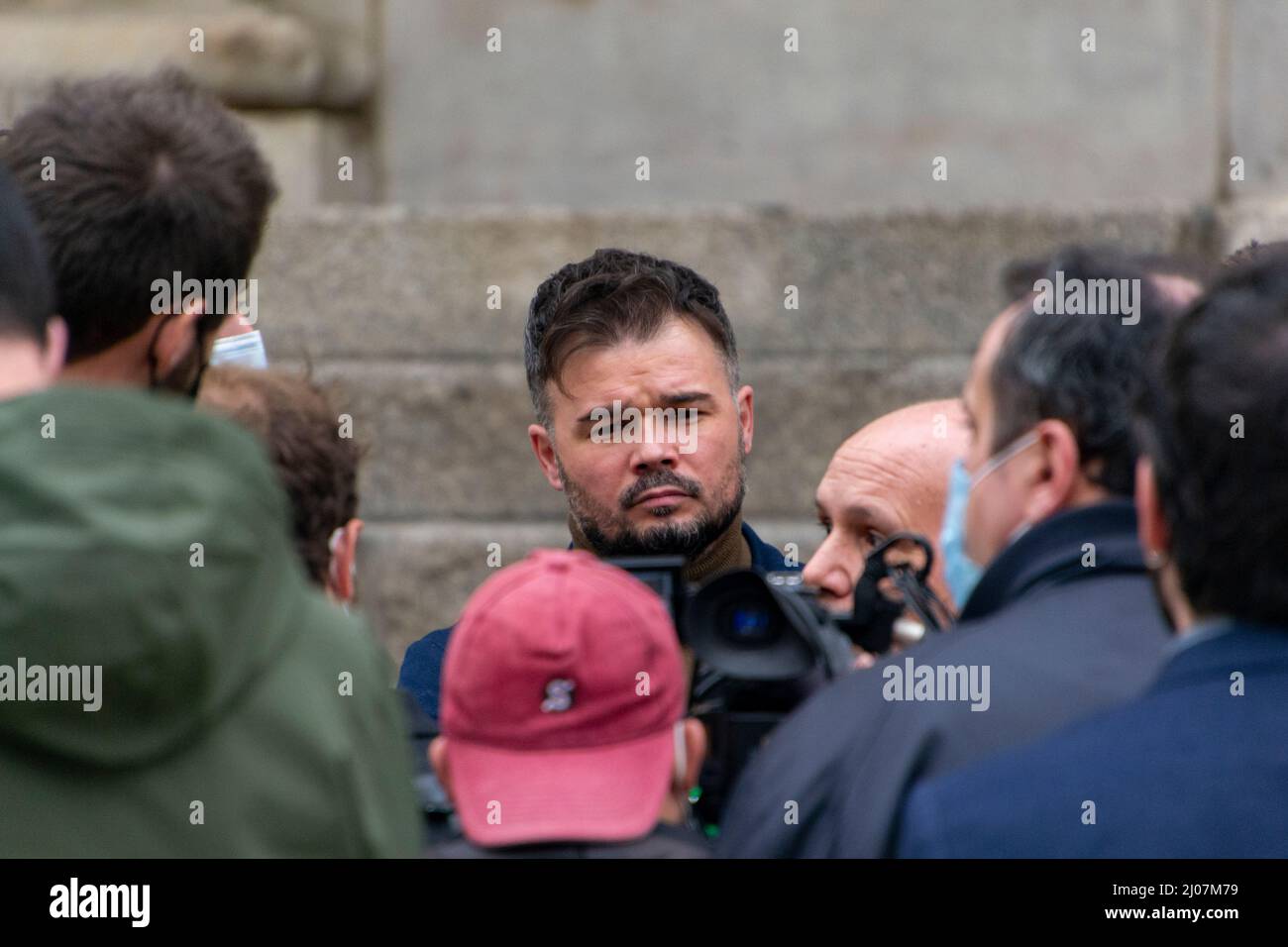 Gabriel Rufian, Abgeordneter des ERC des spanischen Parlaments bei einer Fotosession vor dem Kongress der Abgeordneten in Madrid, Spanien. Fotografie. Stockfoto