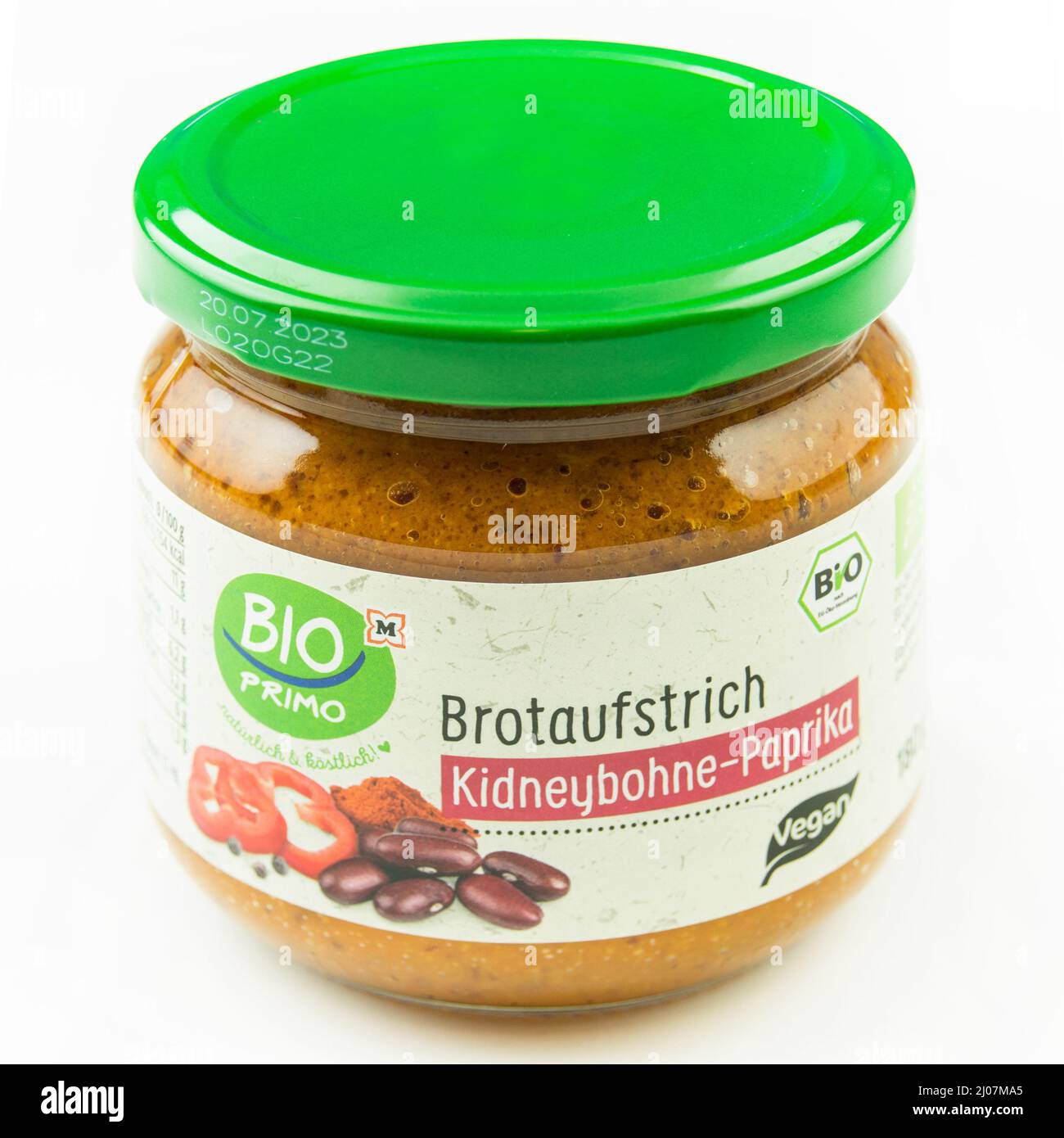 Hamburg, Deutschland - Februar 22 2022: Bio Primo veganer Bio Primo veganer Brotaufstrich im Glas - Bio Primo vegan Bio Primo vegan im Glas verteilen Stockfoto