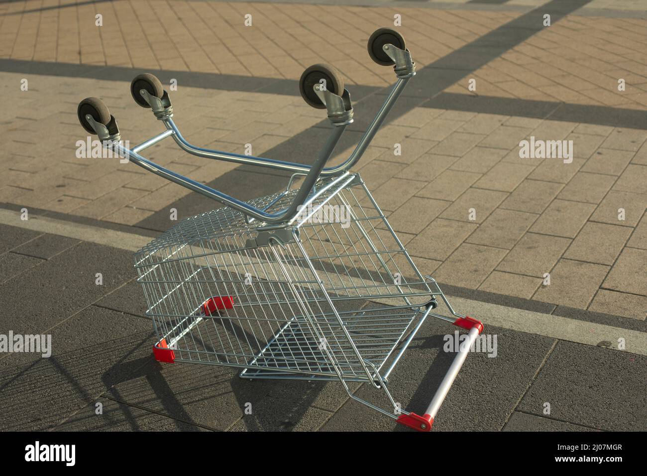 Invertierter Handelskorb. Leerer Verbraucherkorb in Russland. Warenkasten auf Rädern. Lagerort der Produkte. Ein abgebrochener Gegenstand. Konsumgesellschaft Stockfoto