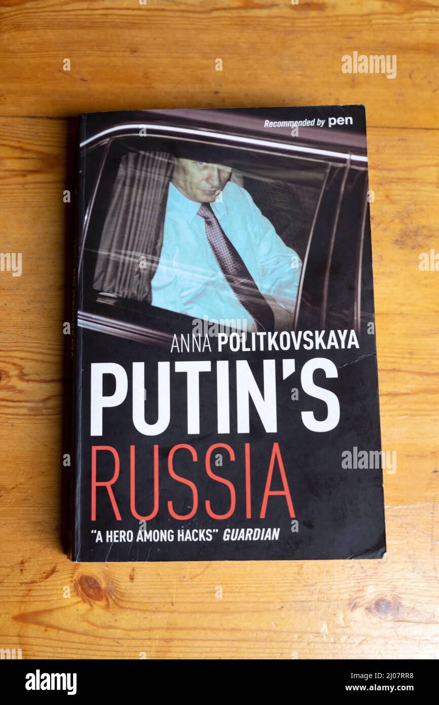 Das Buchcover „Putins Russland“ wurde 2004 von der ermordeten russisch-amerikanischen Journalistin Anna Politkovskaya geschrieben Stockfoto