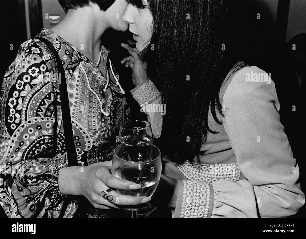 Junge Frau in Vintage-Kleidung auf der Party im Londoner Nachtclub. Stockfoto