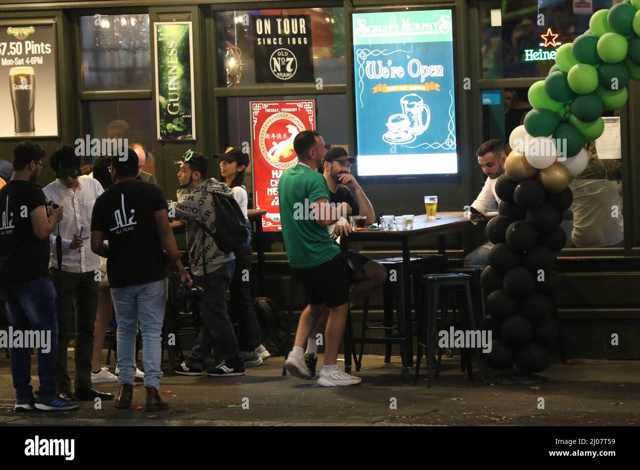 Sydney, Australien. 17.. März 2022. Im schmuddeligen Murphy's Hotel, Goulburn Street, feiern die Menschen den St. Patrick’s Day. Kredit: Richard Milnes/Alamy Live Nachrichten Stockfoto