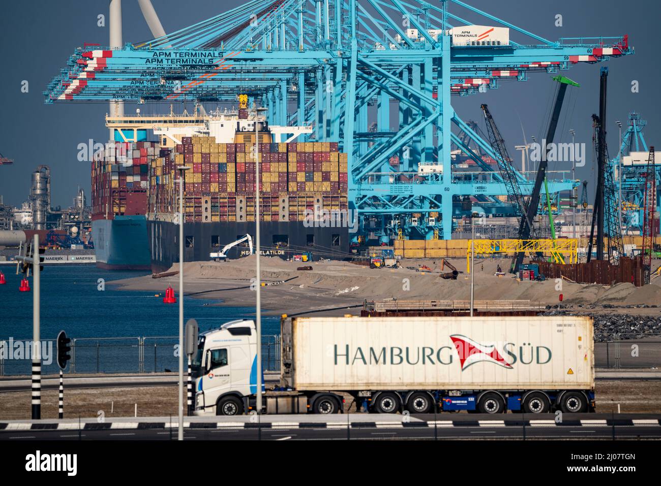 Der Seehafen von Rotterdam, Niederlande, Tiefseehafen Maasvlakte 2, auf einem künstlich geschaffenen Landgebiet vor der ursprünglichen Küste, APM Container Term Stockfoto