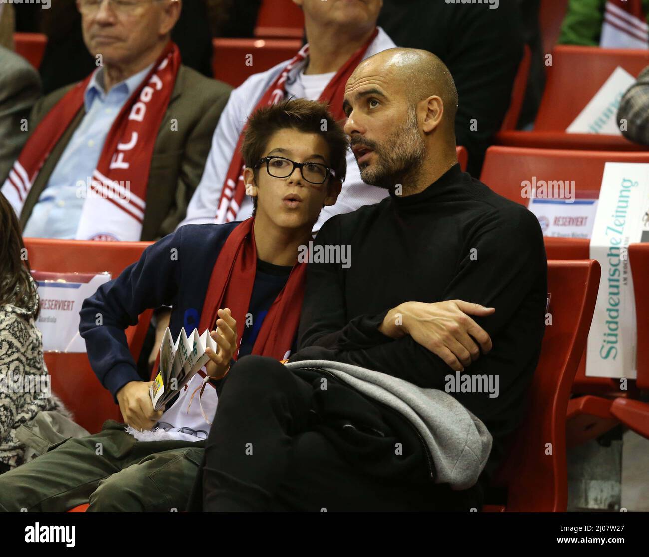 Hoher Besuch im Audi Dome . PEP Guardiola mit Frau Cristina und den Kindern Maria und Marius Basketball Euroleague Gruppe A : FC Bayern Basketball - Khimki Moskau © diebilderwelt / Alamy Stock Stockfoto