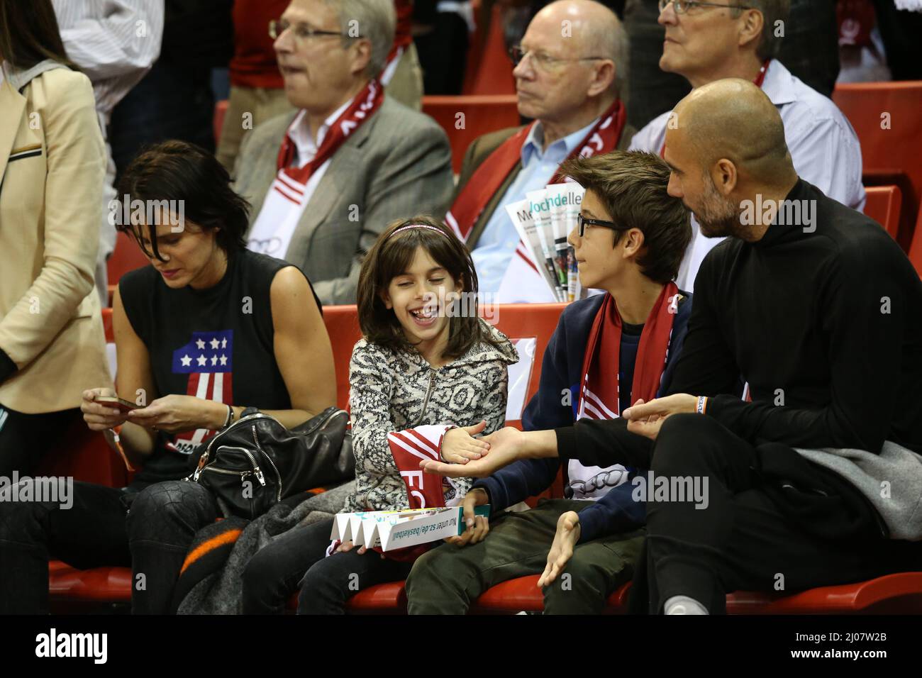 Hoher Besuch im Audi Dome . PEP Guardiola mit Frau Wife Cristina und den Children Maria und Marius Basketball Euroleague Gruppe A : FC Bayern Basketball - Khimki Moskau © diebilderwelt / Alamy Stock Stockfoto