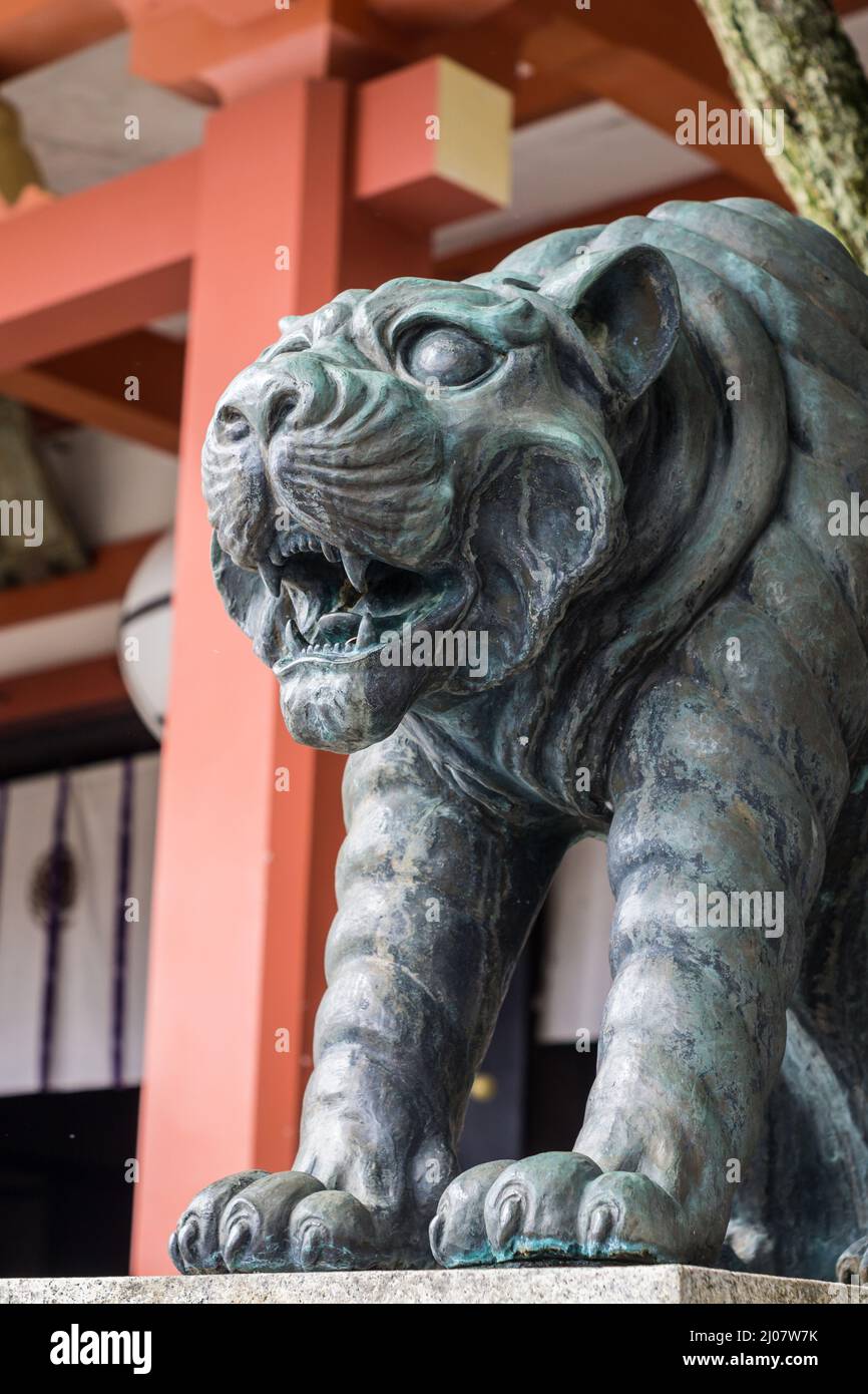 Nahaufnahme von Komainu 狛犬 aus Stein oder einer Statue mit Löwenhunden vor einem Schrein in Kyoto Japan Stockfoto