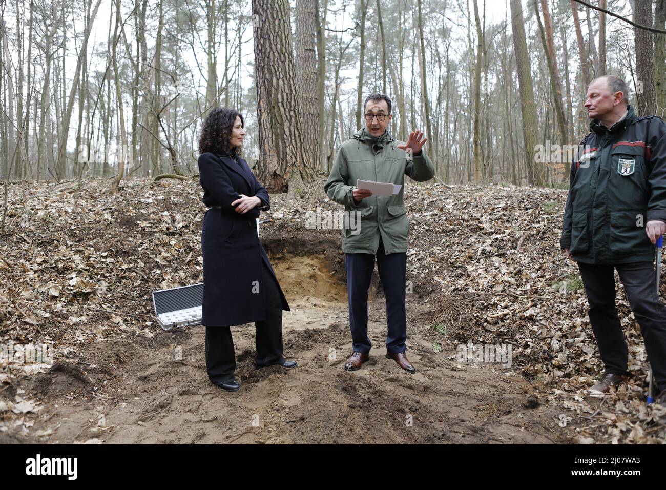 Deutschland, Berlin, 03/16/2022.die Berliner Senatorin für Umwelt, Mobilität, Verbraucher- und Klimaschutz, Bettina Jarasch, und Bundesministerin für Ernährung und Landwirtschaft, Cem Özdemir, und Gunnar Heyne, Leiter der Berliner Wälder, eröffnen mit einem symbolischen Spatenstich die dritte Bodenuntersuchung im Wald. Stockfoto