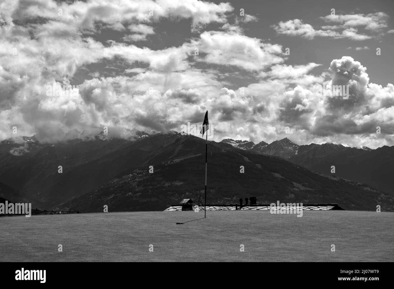 Golfplatz Crans Sur Sierre mit Loch 7 und Bergblick in Crans Montana im Wallis, Schweiz. *** Local Caption *** Golf, Golfplatz, Gras, Loch Stockfoto