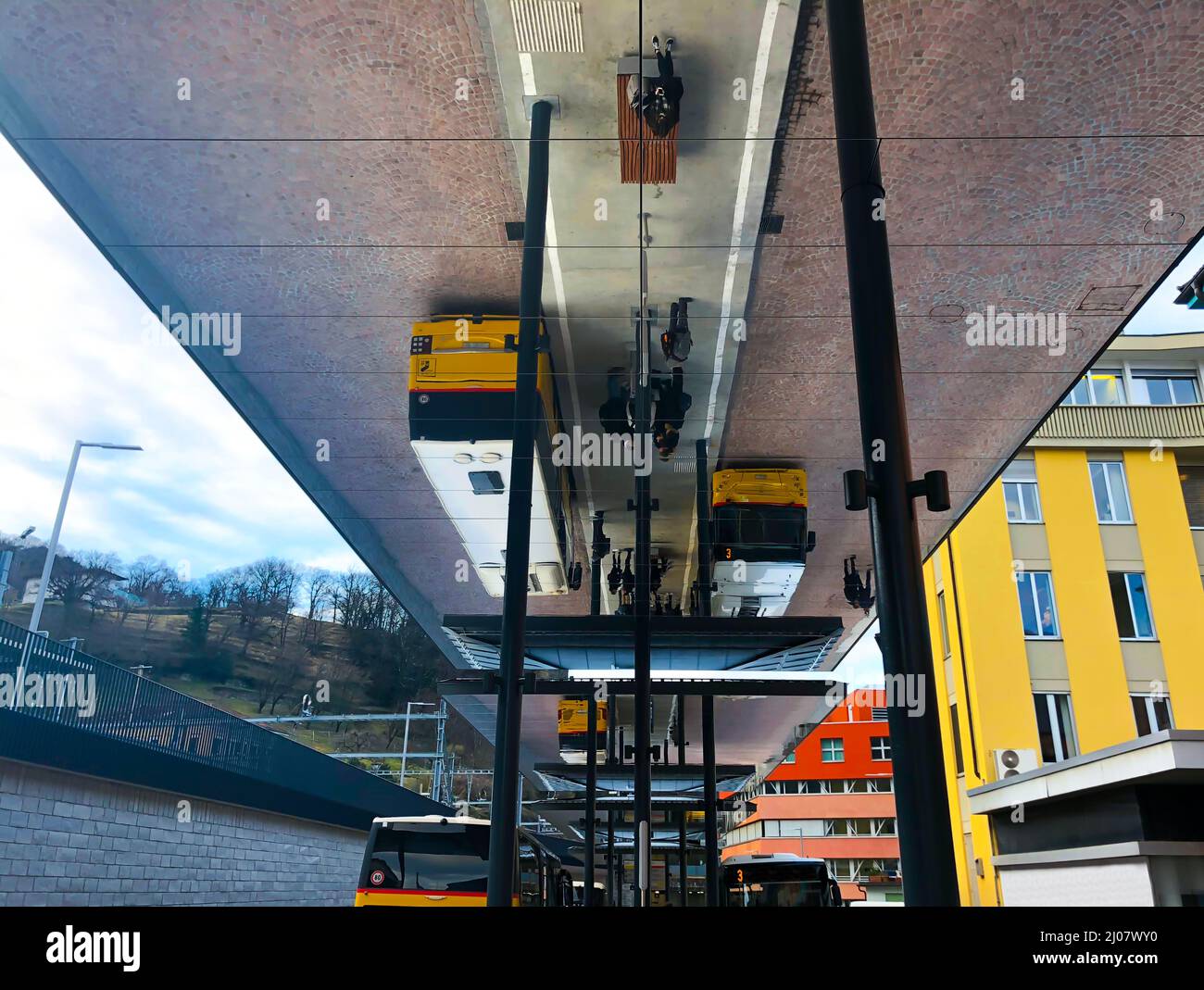 Busbahnhof mit Glasdach in Bellinzona, Schweiz. *** Ortsüberschrift *** Bus, Bahnhof, Transport Transport, Glas, Dach, Verkehr, Menschen, warten, re Stockfoto
