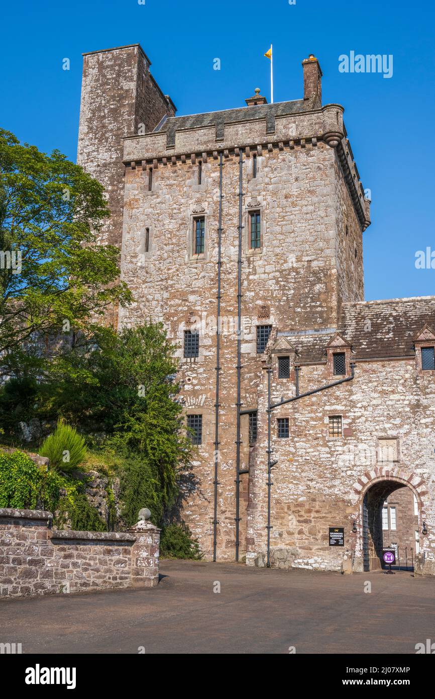 Blick auf den Keep und das Gatehouse in Drummond Castle bei Crieff in Perthshire, Schottland, Großbritannien Stockfoto