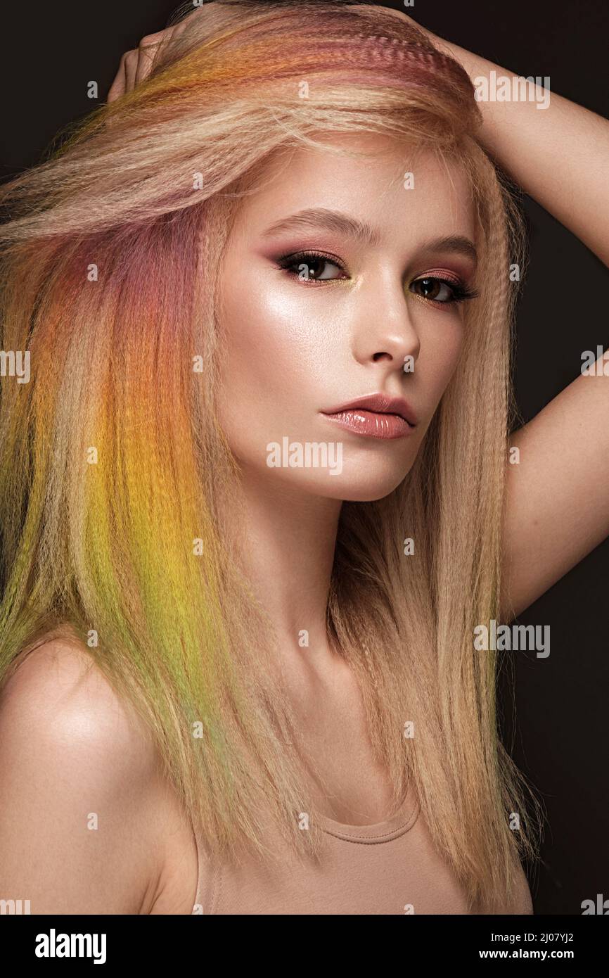 Schöne Frau mit bunten Haaren und klassischen Make-up und Frisur. Beauty Face. Stockfoto