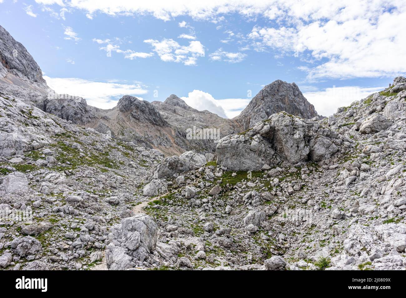 Schöner Wanderweg in einem Tal mit sieben Seen im Nationalpark Triglav, Slowenien Stockfoto