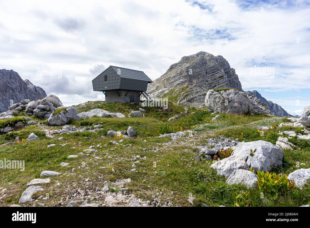 Schöner Wanderweg in einem Tal mit sieben Seen im Nationalpark Triglav, Slowenien Stockfoto