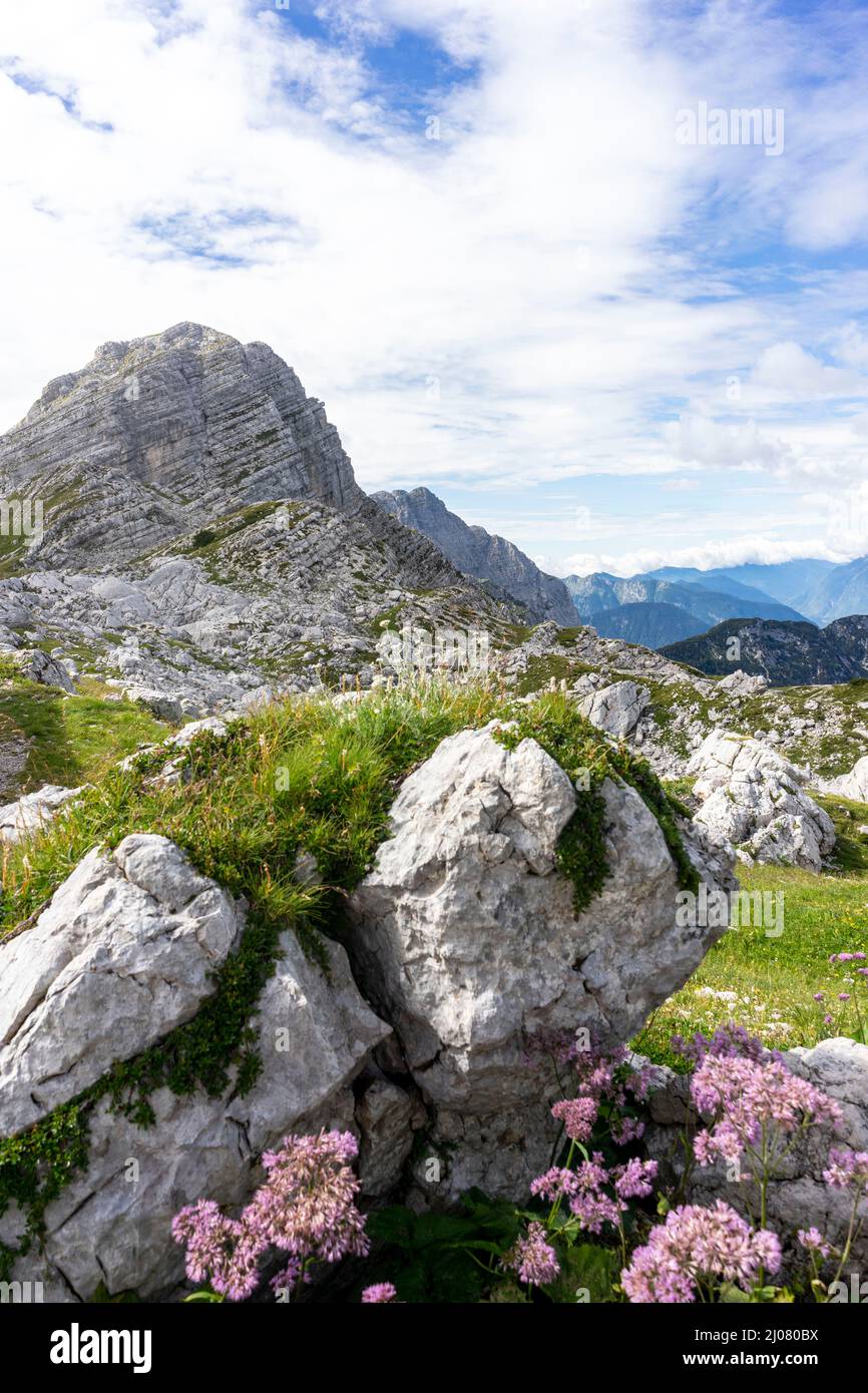 Schöner Wanderweg in einem Tal mit sieben Seen im Nationalpark Triglav, Slowenien Stockfoto