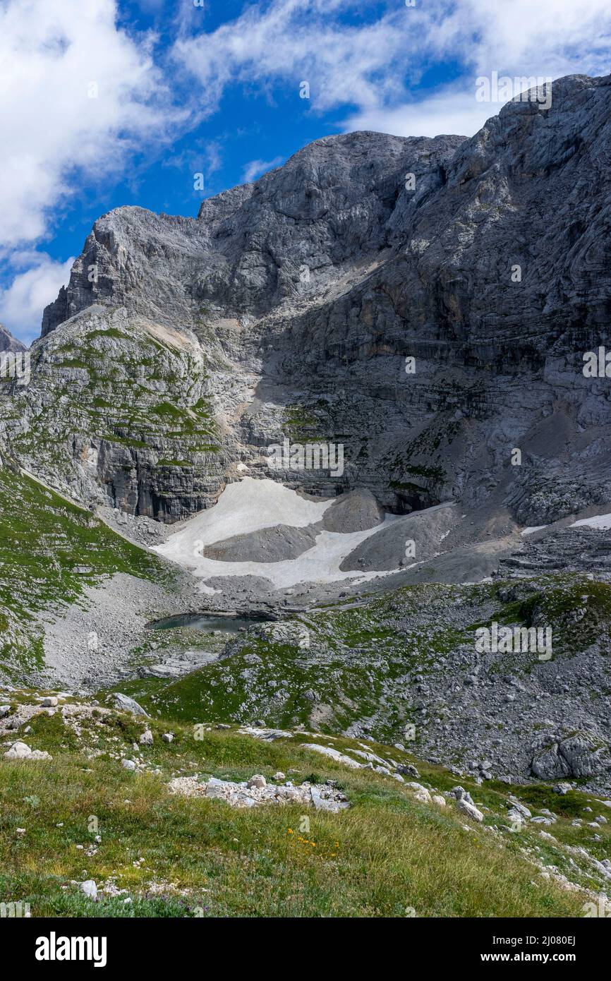 Schöner Wanderweg in einem Tal mit sieben Seen im Nationalpark Triglav, Slowenien Stockfoto