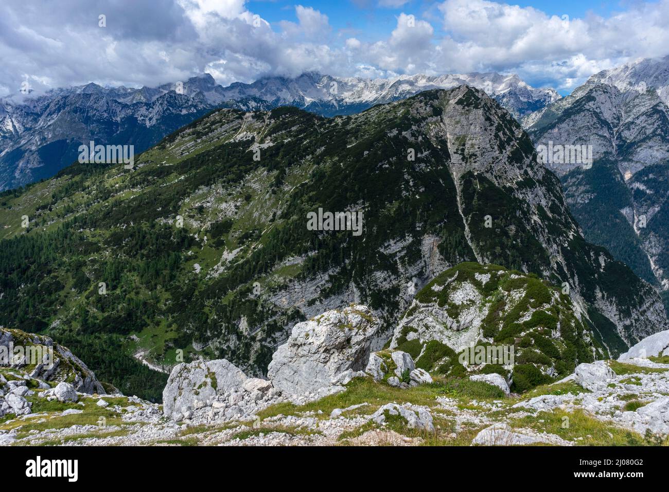 Schöner Wanderweg in einem Tal mit sieben Seen im Nationalpark Triglav, Slowenien Stockfoto