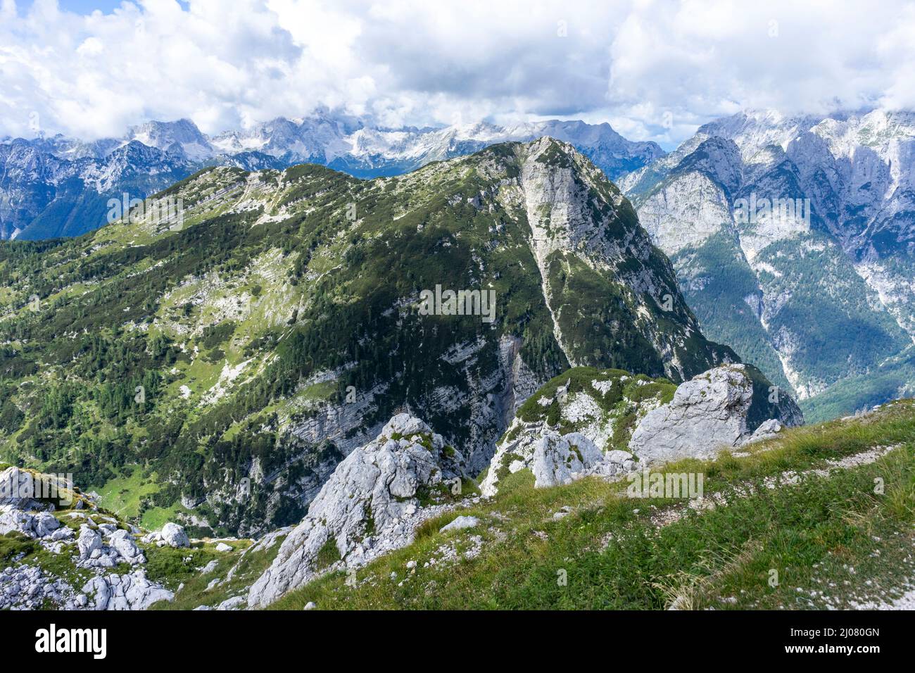 Schöner Wanderweg in einem Tal mit sieben Seen im Nationalpark Triglav, Slowenien Stockfoto