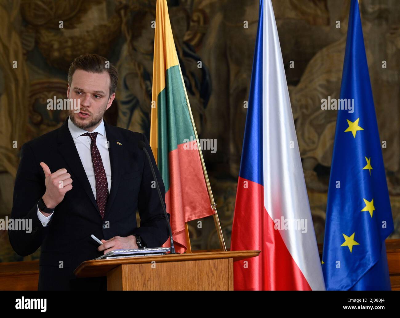 Prag, Tschechische Republik. 17. März 2022. Der litauische Außenminister Gabrielius Landsbergis spricht während der Pressekonferenz nach seinem Treffen mit dem tschechischen Amtskollegen Jan Lipavsky über den Konflikt in der Ukraine und die Teilnahme des tschechischen Militärs an Missionen in den baltischen Staaten am 17. März 2022 in Prag, Tschechische Republik. Kredit: Michal Krumphanzl/CTK Foto/Alamy Live Nachrichten Stockfoto