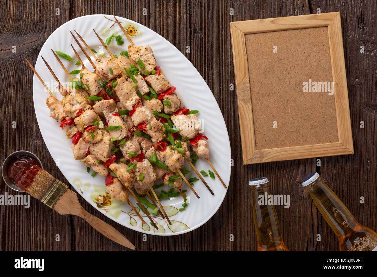 Grill mit Grill und Bier im Freien. Menü der Sommerterrasse eines Cafés oder Restaurants Stockfoto