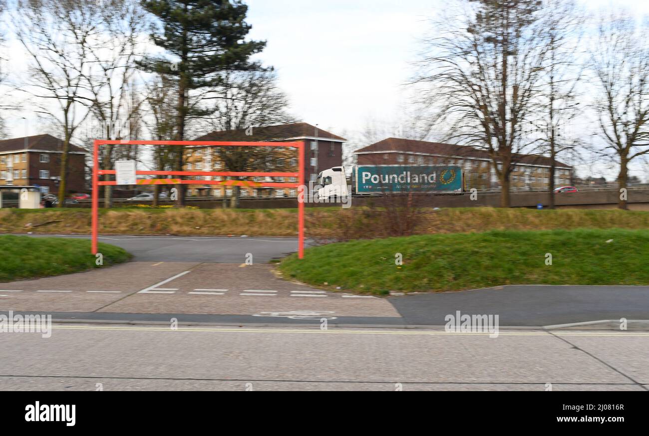 Breite Aufnahme von Poundland artikulierten Lieferwagen mit Kopieplatz fahren entlang der Straße. Stockfoto