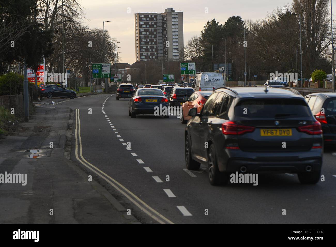 Bilderset, Blitzer auf A35 Millbrook Southampton verschiedene Ansichten, die Layout und Abdeckung durch großes Straßenschild zeigen. Stockfoto