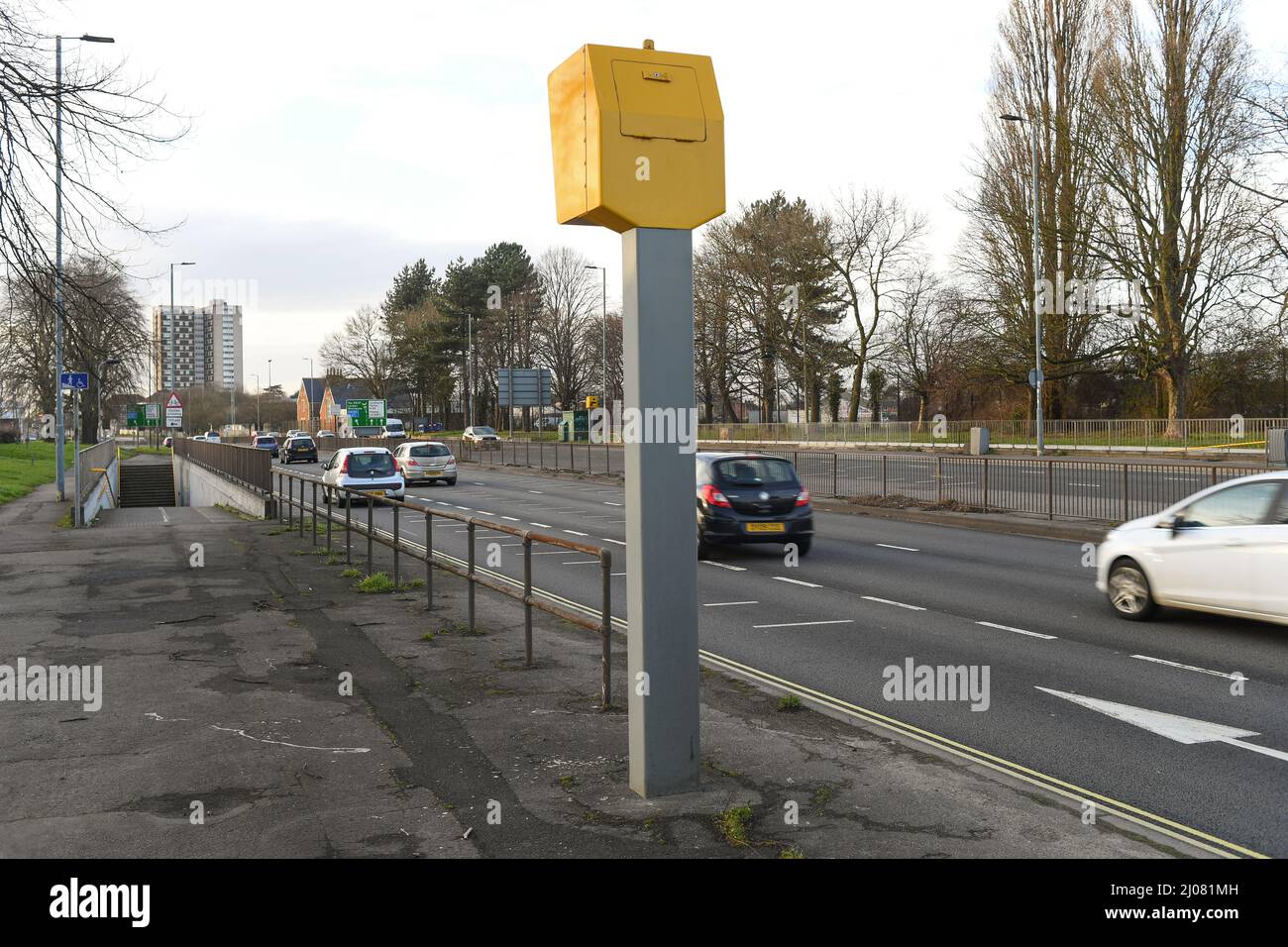 Bilderset, Blitzer auf A35 Millbrook Southampton verschiedene Ansichten, die Layout und Abdeckung durch großes Straßenschild zeigen. Stockfoto