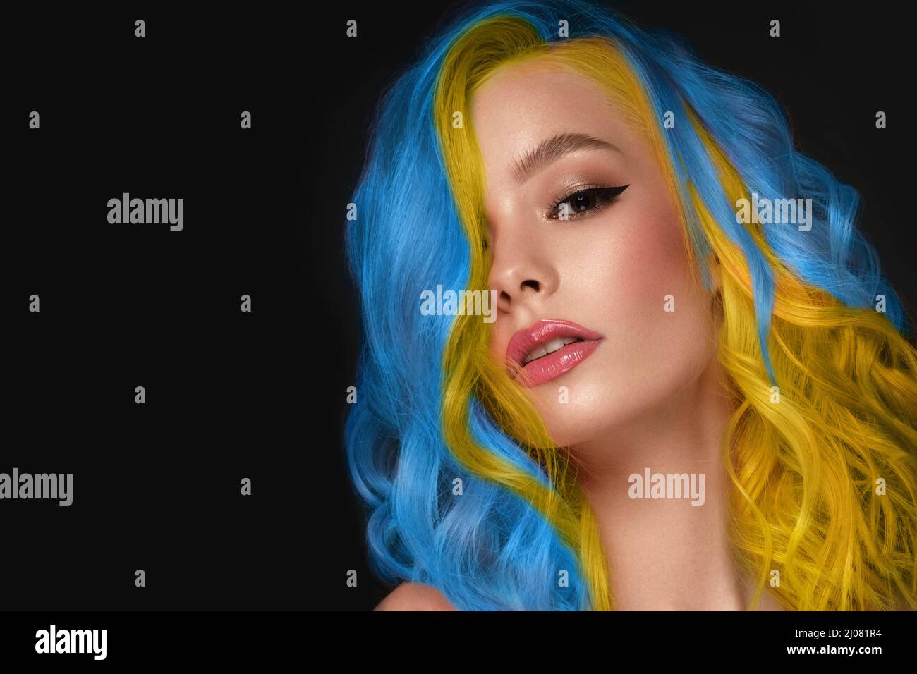 Schöne Frau mit blauen und gelben Haaren und klassischen Make-up und Frisur. Beauty Face. Stockfoto
