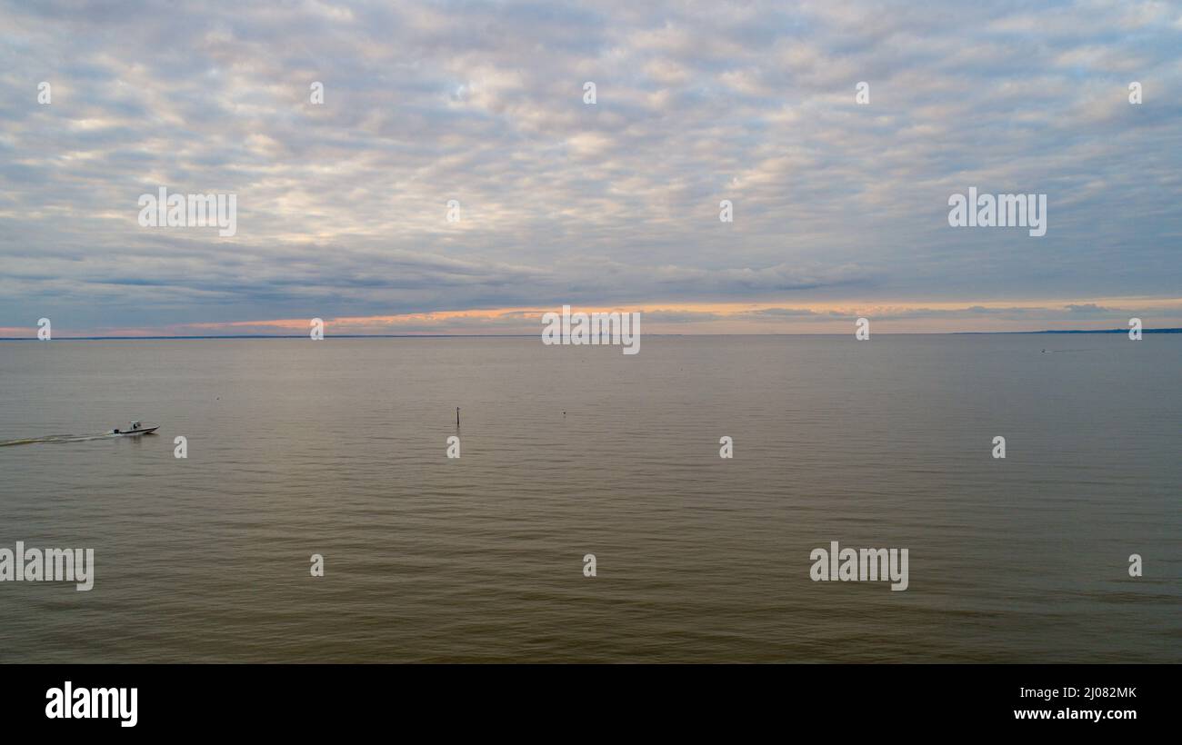 Wolkiger Sonnenuntergang bei Point Clear, Alabama Stockfoto