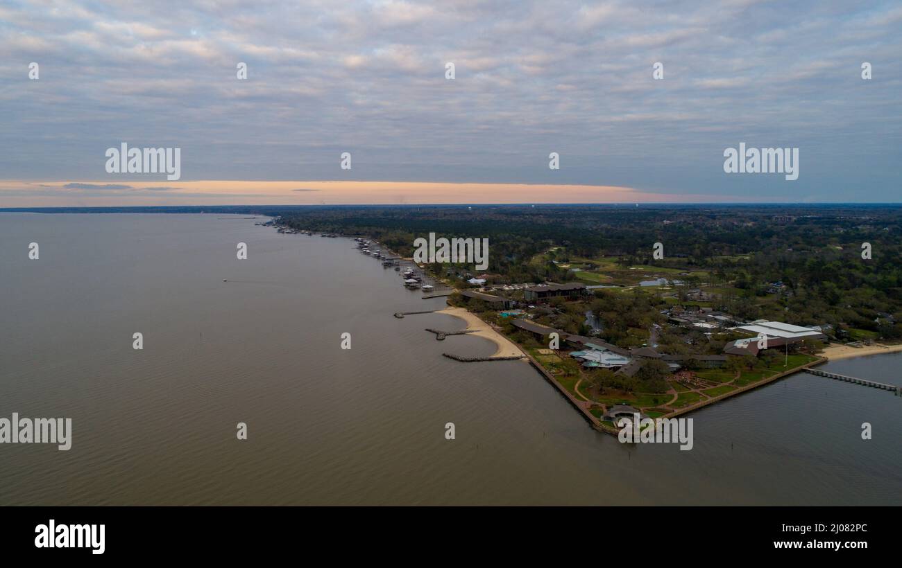 Wolkiger Sonnenuntergang bei Point Clear, Alabama Stockfoto