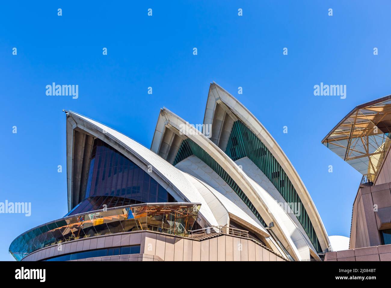 Sydney, Australien – 26. Dezember 2021: Details zur „Sails“-Architektur des Opernhauses von Sydney. Stockfoto