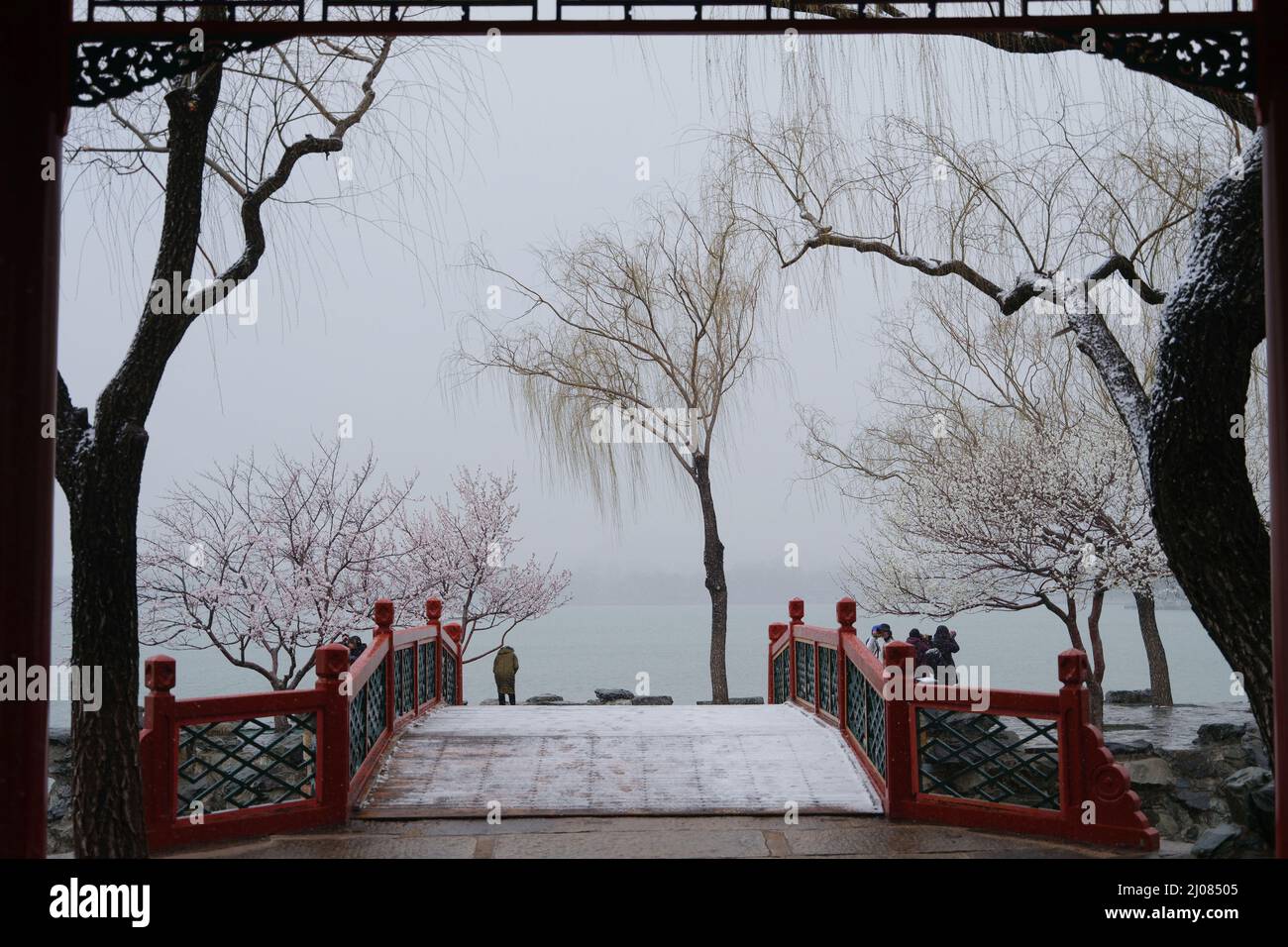 (220317) -- PEKING, 17. März 2022 (Xinhua) -- Touristen besuchen den Sommerpalast inmitten von Schnee in Peking, der Hauptstadt Chinas, 17. März 2022. Chinas meteorologische Behörden gaben am Donnerstag eine blaue Warnung für schweren Schnee im nördlichen Teil des Landes aus. (Foto von Guo Junfeng/Xinhua) Stockfoto