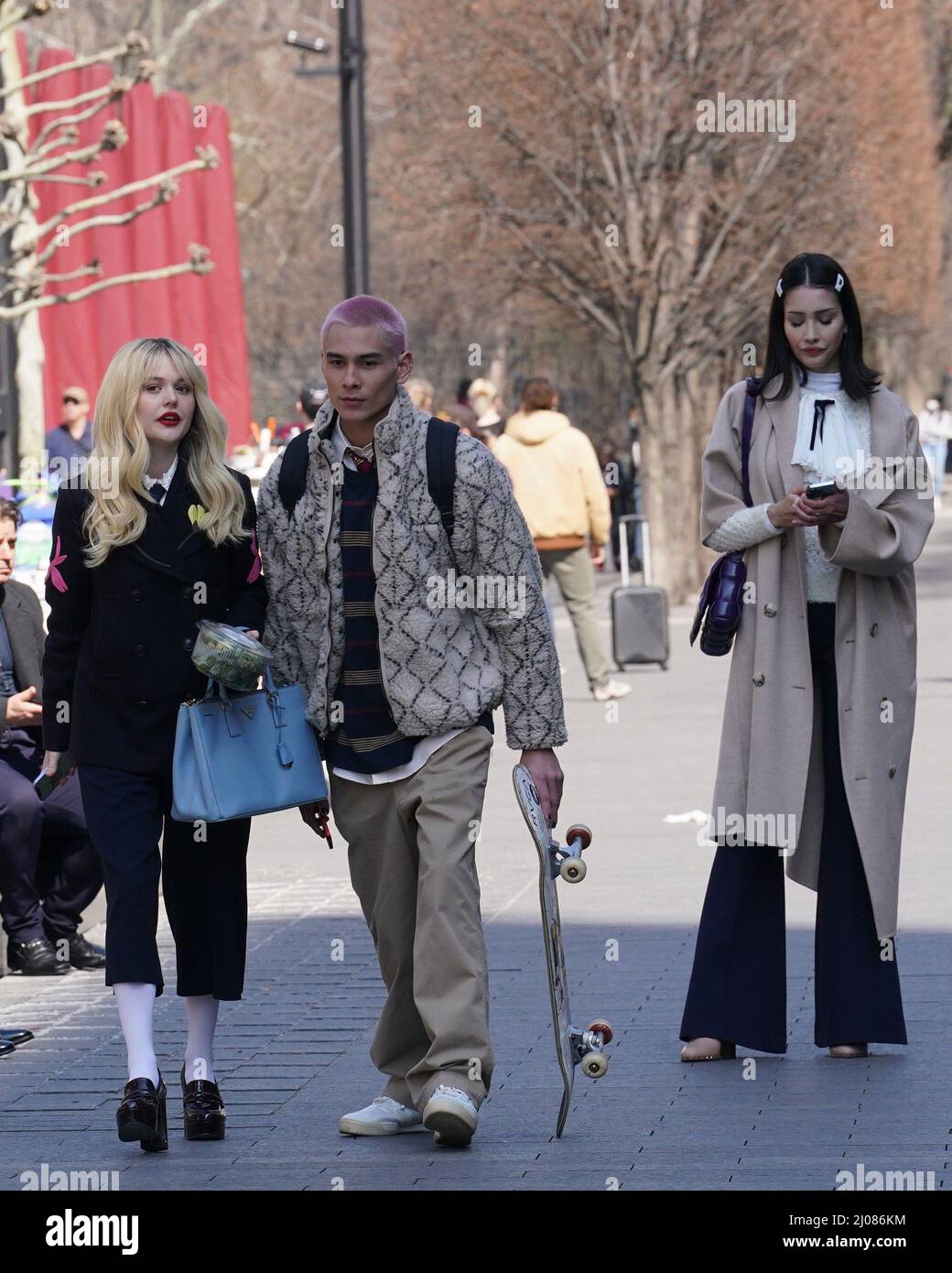 New York, NY, USA. 16. März 2022. Emily Lind, Evan Mock, Zion Moreno vor Ort für KLATSCHMÄDCHEN Shooting on Location, New York, NY 16. März 2022. Kredit: Kristin Callahan/Everett Collection/Alamy Live Nachrichten Stockfoto