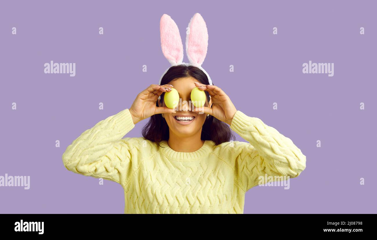 Lustiges Mädchen mit Hasenohren und Eiern als Augen Stockfoto