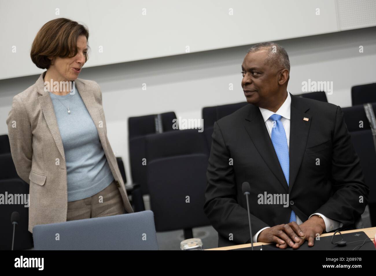 Brüssel, Belgien. 16. März 2022. US-Verteidigungsminister Lloyd J. Austin III, rechts, spricht mit dem französischen Minister der Streitkräfte, Florence Parly, während der Verteidigungsministertreffen am 16. März 2022 im NATO-Hauptquartier in Brüssel, Belgien. Die Treffen sollen über den russischen Einmarsch in die Ukraine diskutieren. Quelle: Chad J. McNeeley/DOD/Alamy Live News Stockfoto